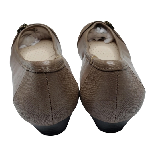 Life Stride | Brown Round Almond Toe Slip On Cushioned Wedge Flats Women's 6 - Picture 3 of 12